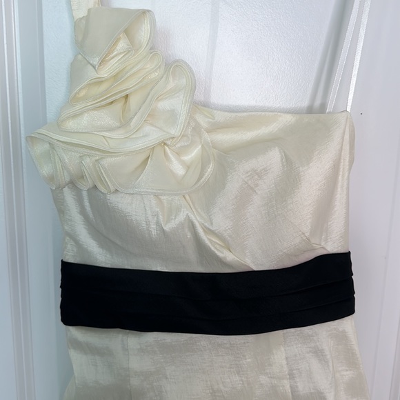 One shoulder Dress Cream and Black Size 7 Junior - Picture 2 of 4